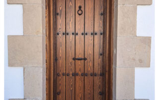 Puerta de entrada rústica , modelo Bermeja, vista desde el exterior