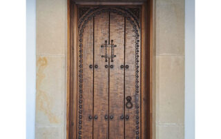 Puerta de entrada rústica , modelo Comares A13, vista desde el exterior